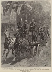 Die jährliche Inspektion der Metropolitan Fire Brigade im Battersea Park, Lord und Lady Carrington beobachten den Vorbeimarsch
